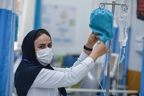 تجسم استقامت و مراقبت در روشنای راه درمان در قامت زن