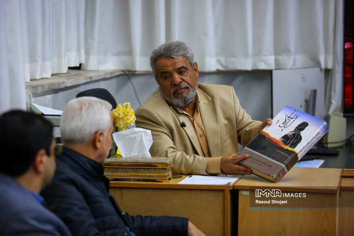 دیدار شهردار اصفهان با عکاس دفاع مقدس