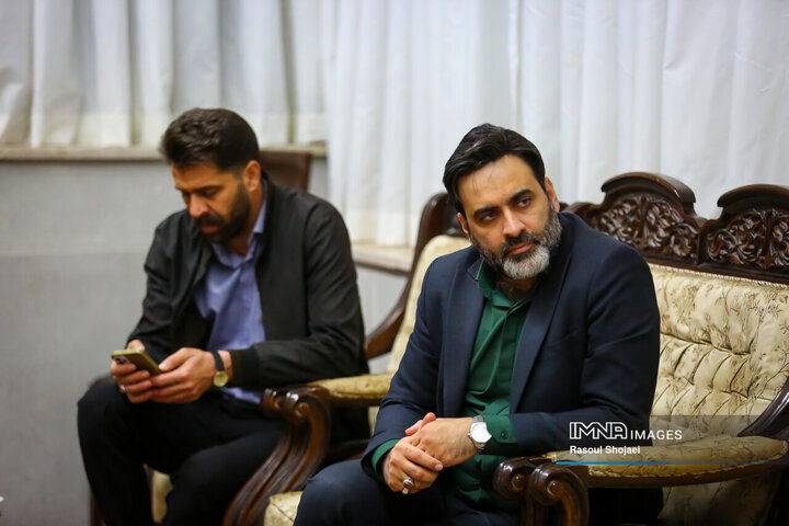 دیدار شهردار اصفهان با عکاس دفاع مقدس