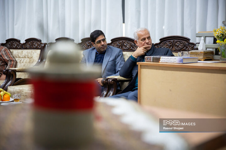 دیدار شهردار اصفهان با عکاس دفاع مقدس