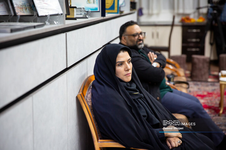 دیدار شهردار اصفهان با عکاس دفاع مقدس