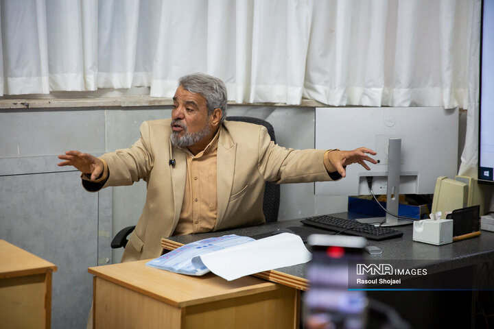 دیدار شهردار اصفهان با عکاس دفاع مقدس