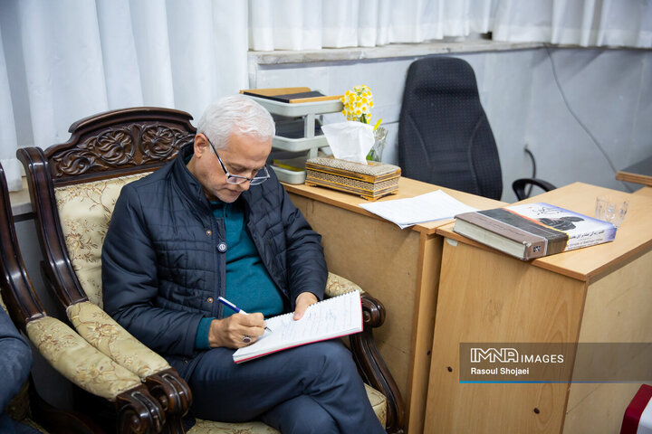 دیدار شهردار اصفهان با عکاس دفاع مقدس