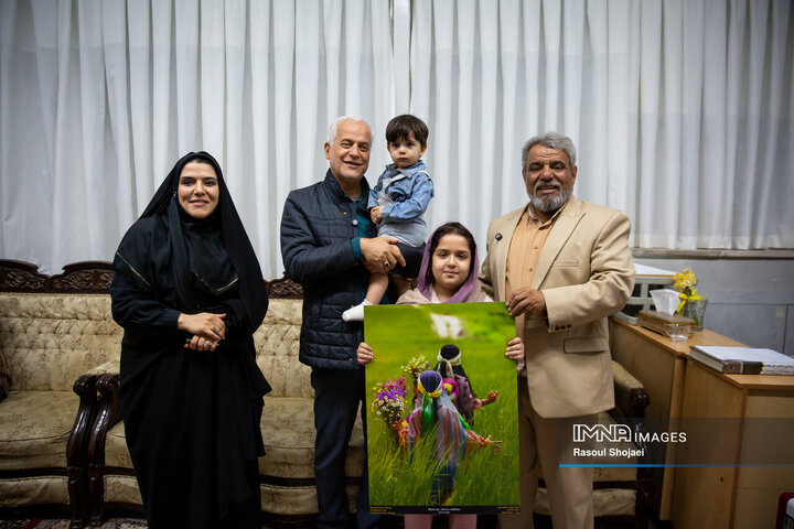 دیدار شهردار اصفهان با عکاس دفاع مقدس