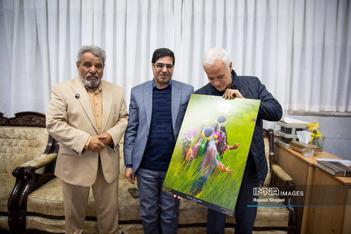 دیدار شهردار اصفهان با عکاس دفاع مقدس