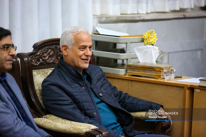 دیدار شهردار اصفهان با عکاس دفاع مقدس