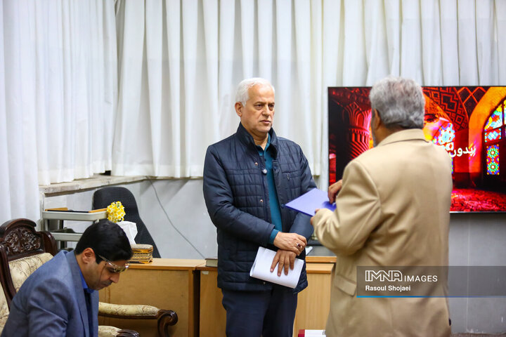 دیدار شهردار اصفهان با عکاس دفاع مقدس