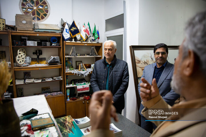 دیدار شهردار اصفهان با عکاس دفاع مقدس