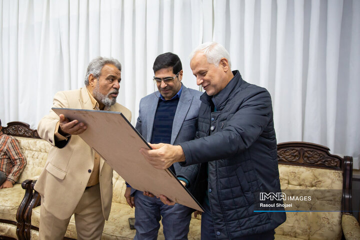 دیدار شهردار اصفهان با عکاس دفاع مقدس