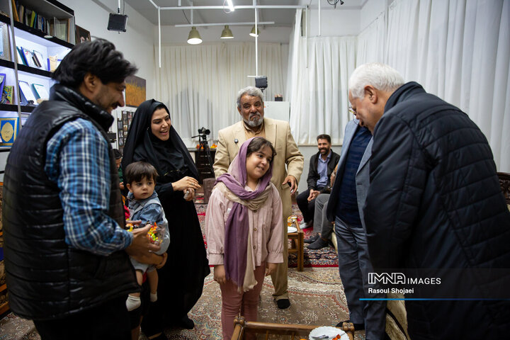 دیدار شهردار اصفهان با عکاس دفاع مقدس