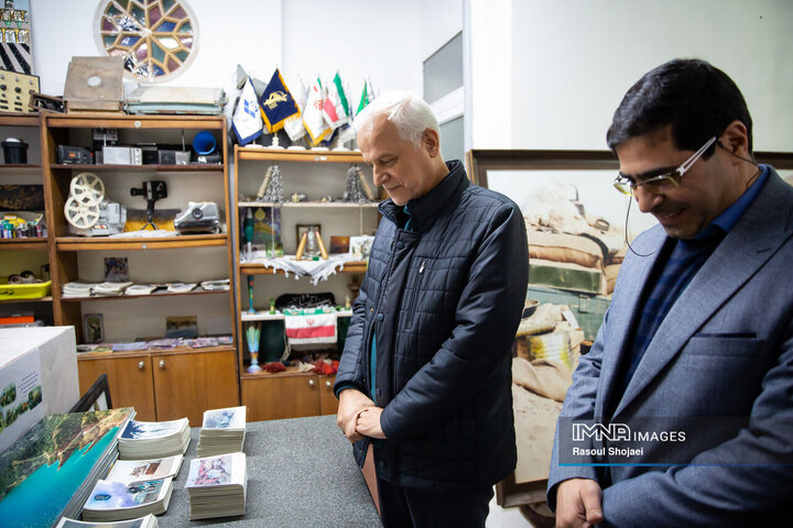 دیدار شهردار اصفهان با عکاس دفاع مقدس