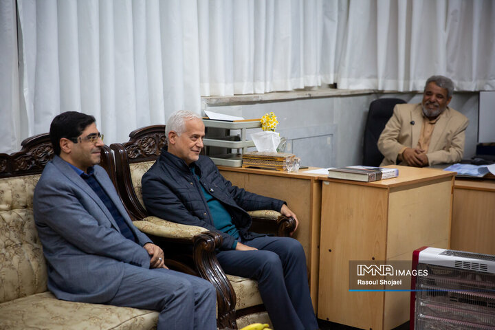 دیدار شهردار اصفهان با عکاس دفاع مقدس