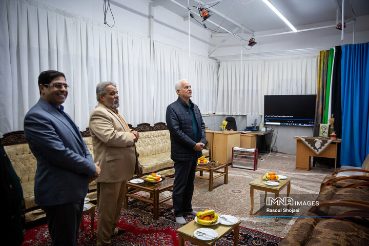 دیدار شهردار اصفهان با عکاس دفاع مقدس
