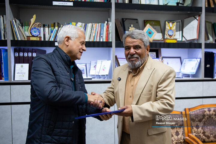 دیدار شهردار اصفهان با عکاس دفاع مقدس