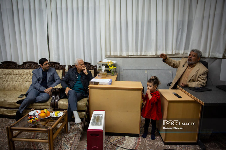 دیدار شهردار اصفهان با عکاس دفاع مقدس