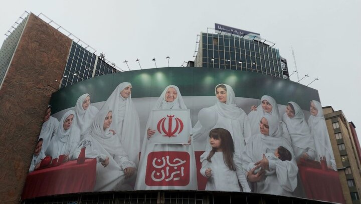 «جان ایران» دیوارنگاره جدید میدان ولیعصر به مناسبت روز مادر