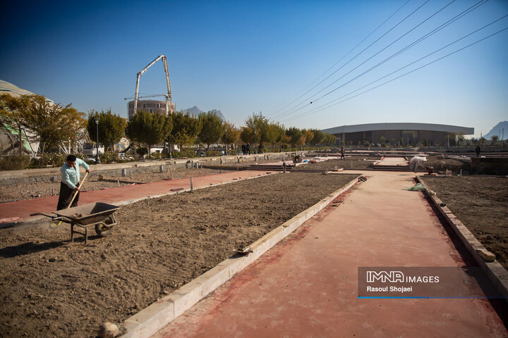 بازدید شهردار اصفهان از پروژه‌های باغ تندرستی و بازار گل ارغوان