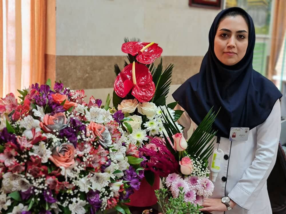 تجسم استقامت و مراقبت در روشنای راه درمان در قامت زن