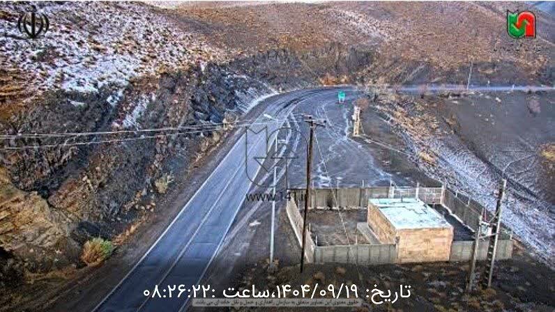 آخرین وضعیت تردد در محورهای استان مرکزی/ بارش برف در گردنه نقره کمر