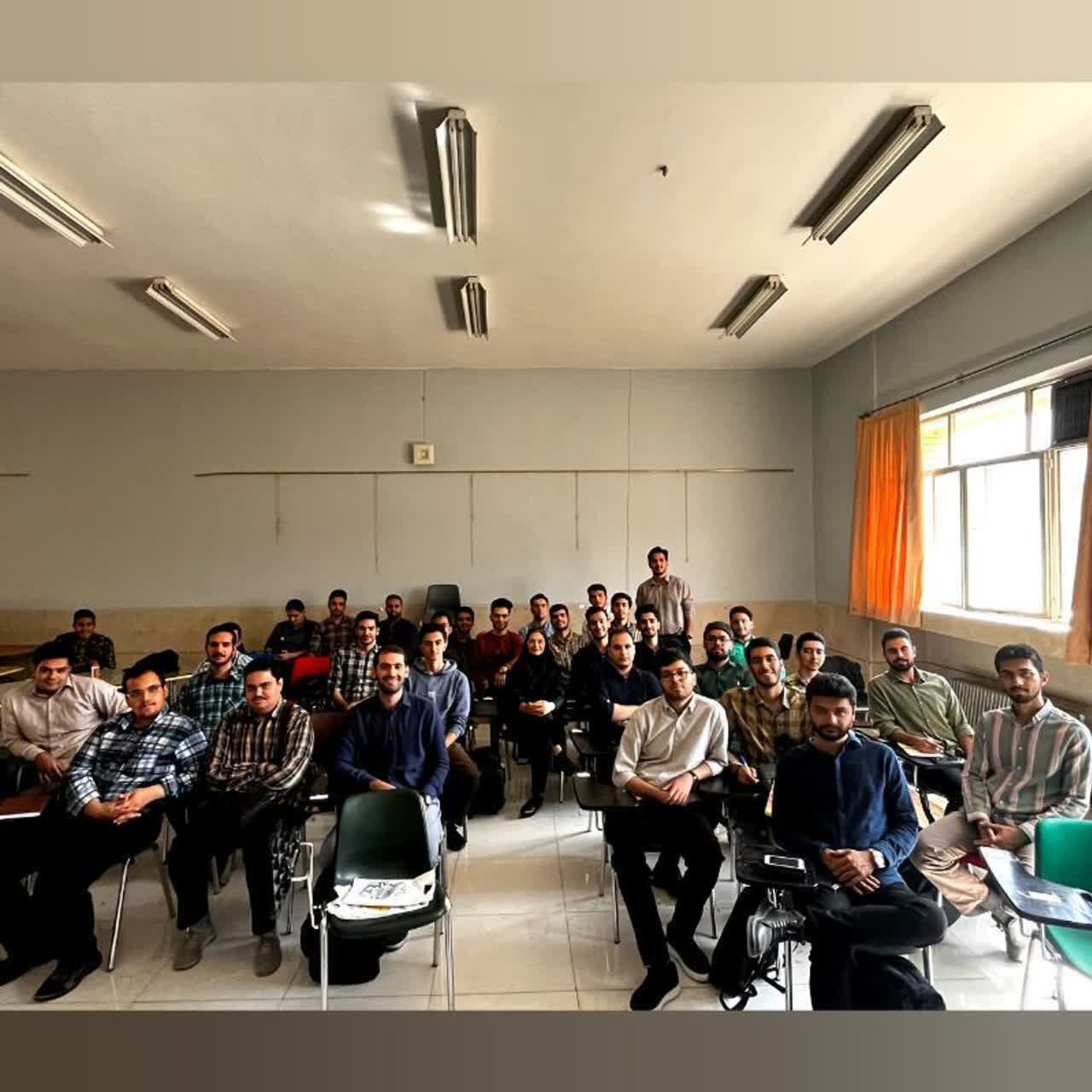 بانویی که سنگر علم، هنر و مادری را توامان مدیریت میکند