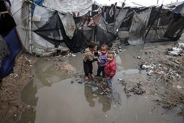 طوفان زمستانی زندگی آوارگان غزه را میبلعد