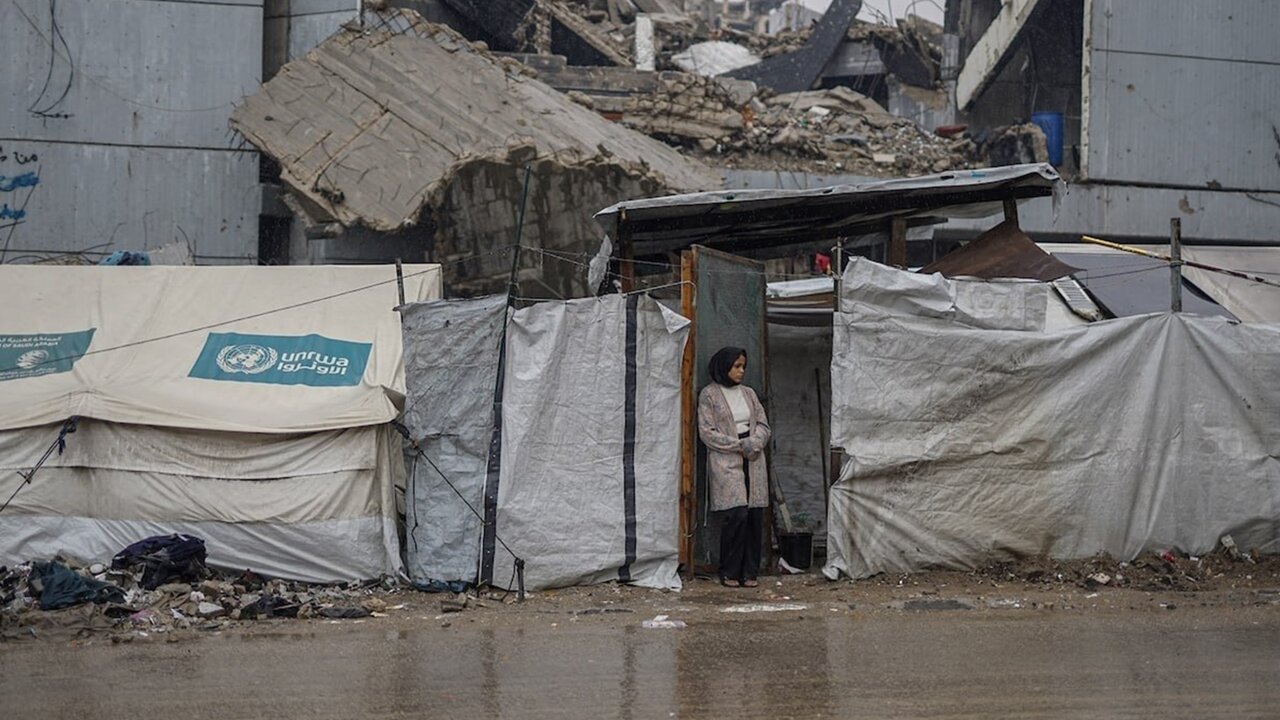 طوفان زمستانی زندگی آوارگان غزه را میبلعد