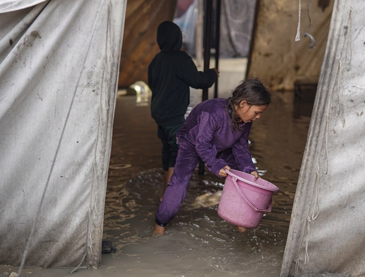 طوفان زمستانی زندگی آوارگان غزه را میبلعد