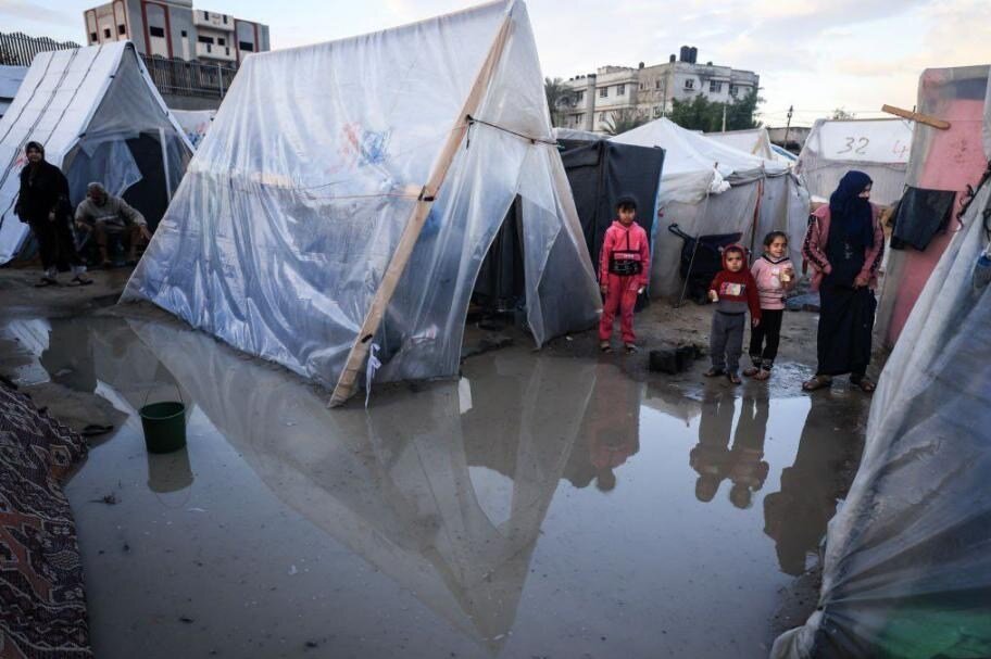 طوفان زمستانی زندگی آوارگان غزه را میبلعد