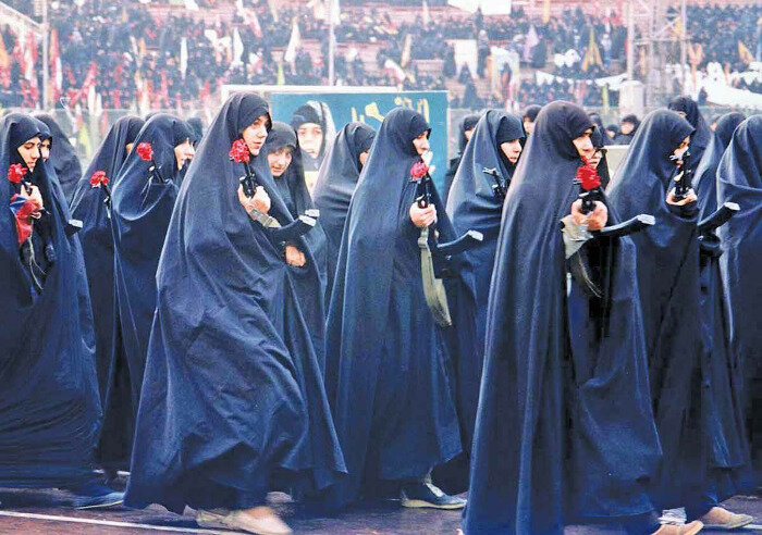 پیش از مردان در میدان؛ روایت زنانی که ستون انقلاب شدند
