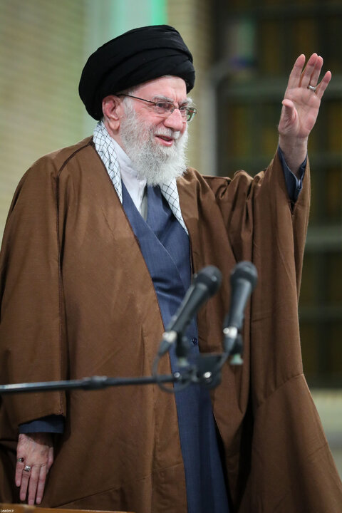 دیدار هزاران نفر از مداحان و ستایشگران اهل بیت(ع) با رهبر انقلاب