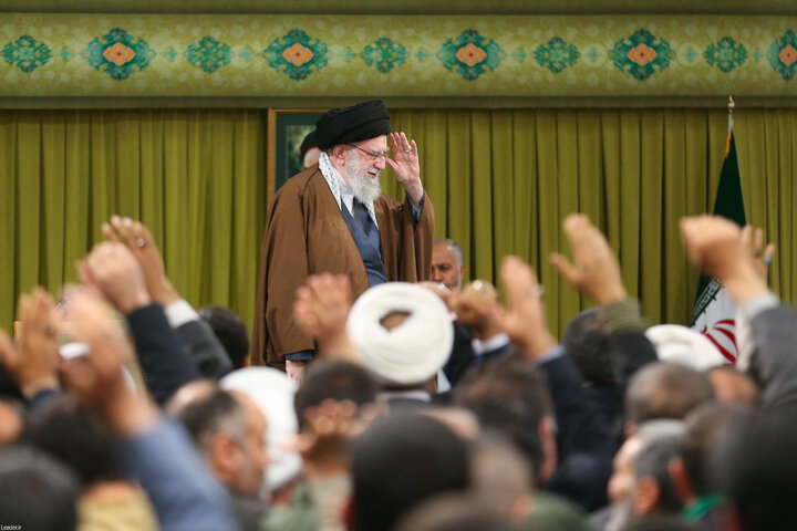 دیدار هزاران نفر از مداحان و ستایشگران اهل بیت(ع) با رهبر انقلاب