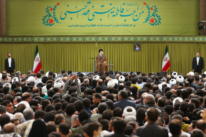 دیدار هزاران نفر از مداحان و ستایشگران اهل بیت(ع) با رهبر انقلاب