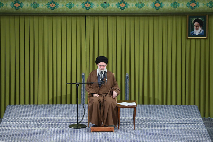 دیدار هزاران نفر از مداحان و ستایشگران اهل بیت(ع) با رهبر انقلاب