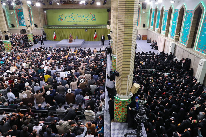 دیدار هزاران نفر از مداحان و ستایشگران اهل بیت(ع) با رهبر انقلاب