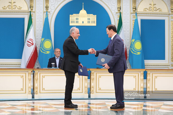 نشست خبری مشترک روسای جمهور ایران و قزاقستان و امضا 7 سند و تفاهم‌نامه همکاری دوجانبه
