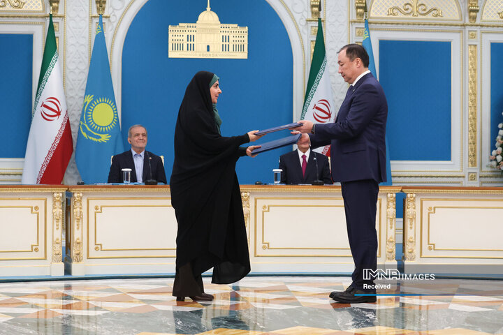 نشست خبری مشترک روسای جمهور ایران و قزاقستان و امضا 7 سند و تفاهم‌نامه همکاری دوجانبه