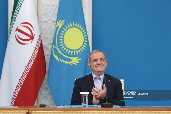 نشست خبری مشترک روسای جمهور ایران و قزاقستان و امضا 7 سند و تفاهم‌نامه همکاری دوجانبه