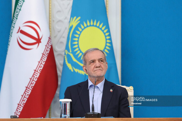 نشست خبری مشترک روسای جمهور ایران و قزاقستان و امضا 7 سند و تفاهم‌نامه همکاری دوجانبه