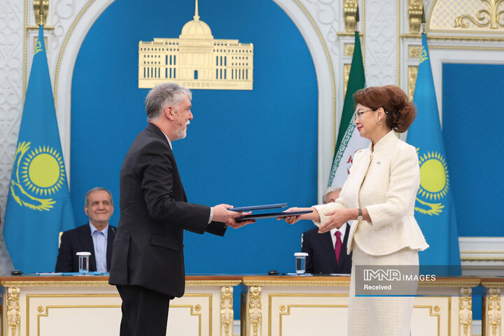 نشست خبری مشترک روسای جمهور ایران و قزاقستان و امضا 7 سند و تفاهم‌نامه همکاری دوجانبه