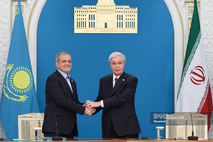 نشست خبری مشترک روسای جمهور ایران و قزاقستان و امضا 7 سند و تفاهم‌نامه همکاری دوجانبه