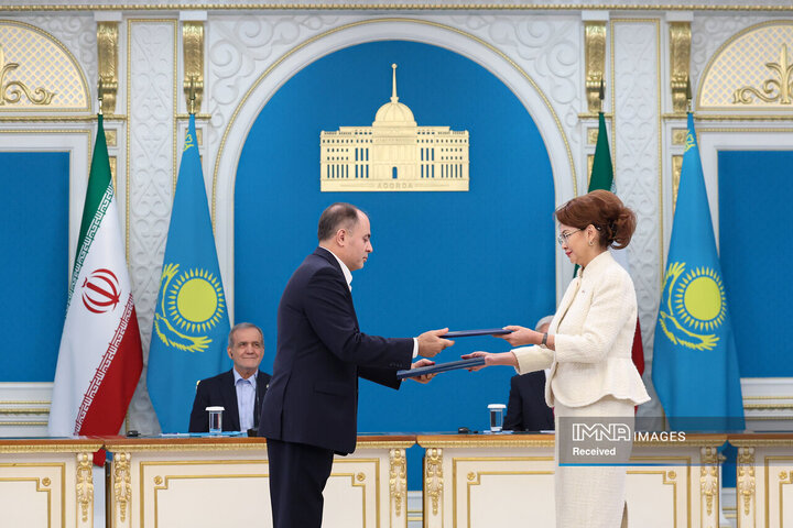 نشست خبری مشترک روسای جمهور ایران و قزاقستان و امضا 7 سند و تفاهم‌نامه همکاری دوجانبه