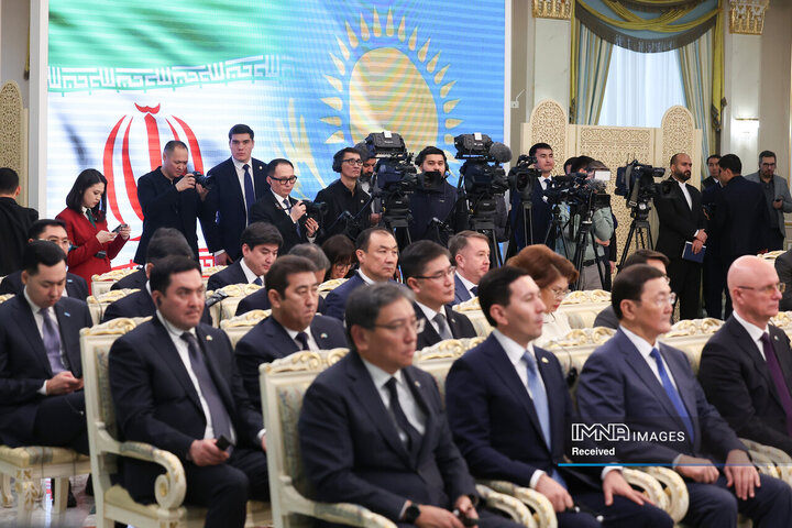نشست خبری مشترک روسای جمهور ایران و قزاقستان و امضا 7 سند و تفاهم‌نامه همکاری دوجانبه