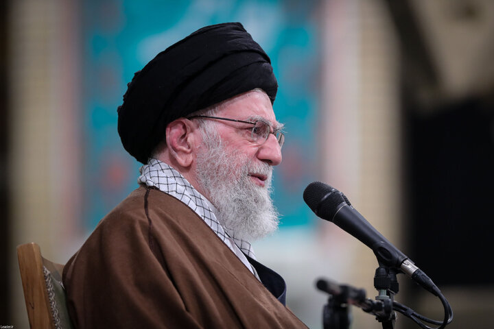 دیدار هزاران نفر از مداحان و ستایشگران اهل بیت(ع) با رهبر انقلاب