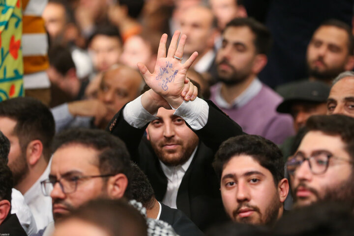 دیدار هزاران نفر از مداحان و ستایشگران اهل بیت(ع) با رهبر انقلاب