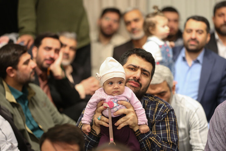 دیدار هزاران نفر از مداحان و ستایشگران اهل بیت(ع) با رهبر انقلاب