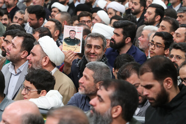 دیدار هزاران نفر از مداحان و ستایشگران اهل بیت(ع) با رهبر انقلاب