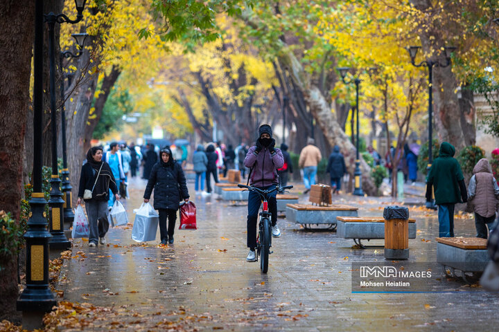 طراوت باران پاییزی در اصفهان