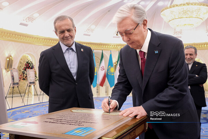 بازدید روسای جمهور ایران و قزاقستان از نمایشگاه اسناد تاریخی آسیای میانه