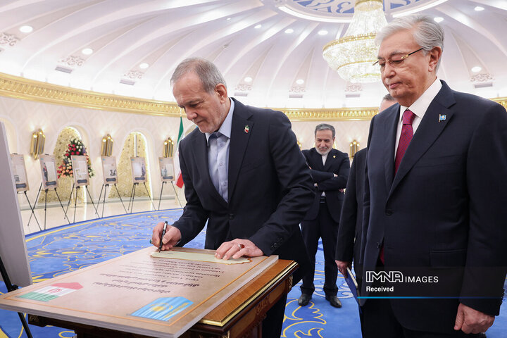 بازدید روسای جمهور ایران و قزاقستان از نمایشگاه اسناد تاریخی آسیای میانه