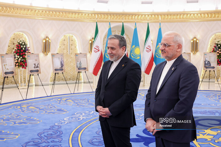 بازدید روسای جمهور ایران و قزاقستان از نمایشگاه اسناد تاریخی آسیای میانه